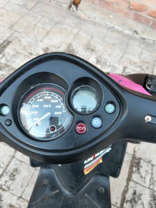Yamaha Jog RR Scooter Negra y Rosa