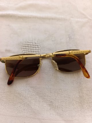 Gafas de sol retro doradas y marrones.
