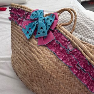 Bolso de mimbre para playa con adornos