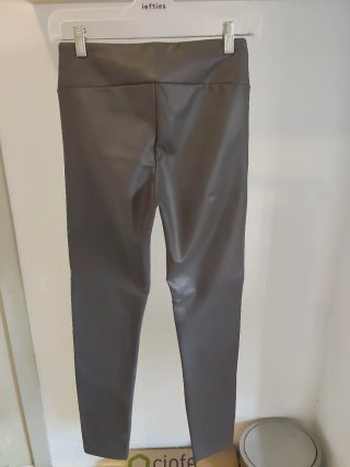 Leggings grises efecto piel