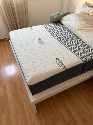 Cama completa con somier, colchón y mesitas