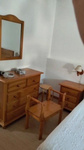 Cómoda,banqueta,espejo,,2 lampara,2 mesitas