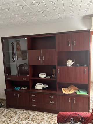 Mueble de madera con vitrina y cajones