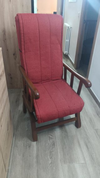 Sillón tapizado en tela y madera