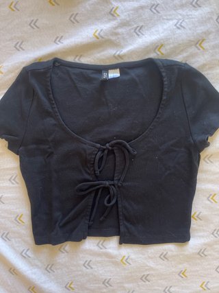 Camiseta H&M negra escote abierto lazo XS