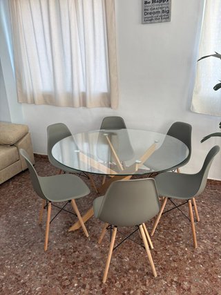 Mesa redonda cristal y 4 sillas modernas