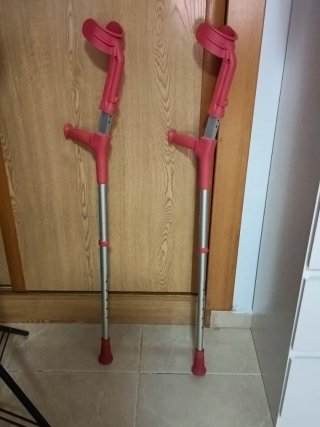 Muletas infantiles rojas
