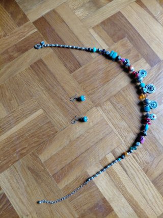 Conjunto collar y pendientes multicolor