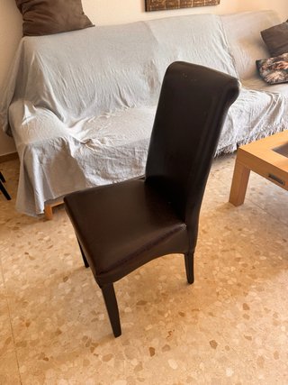 Sillas de comedor negras y marrones
