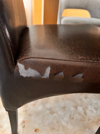 Sillas de comedor negras y marrones