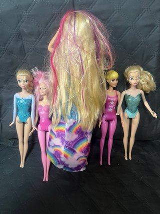 Lote de 5 Barbies y muñecas