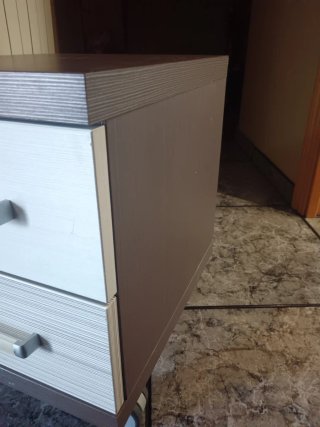 Mesita auxiliar marrón y blanca