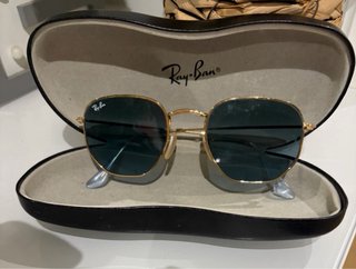 Gafas de sol Ray-Ban doradas y verdes