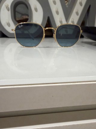 Gafas de sol Ray-Ban doradas y verdes