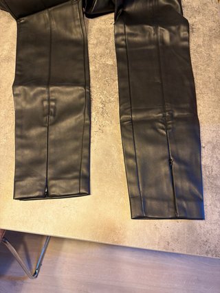 Pantalón cuero  Zara Talla M Negro