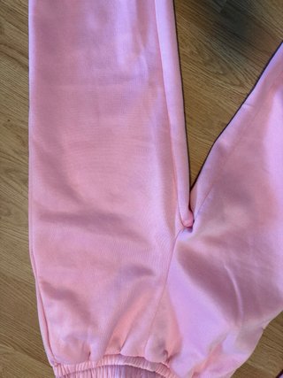 Conjunto chándal rosa y sudadera blanca