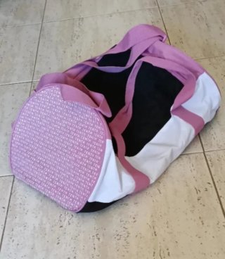Bolsa de deporte rosa y negra