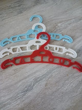 3 Perchas Infantiles de Plástico