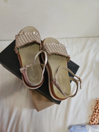 Sandalias doradas tejidas