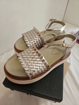 Sandalias doradas tejidas