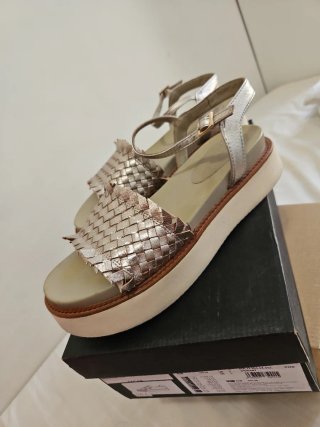 Sandalias doradas tejidas