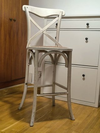 Taburete de madera blanco