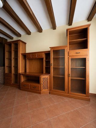 Mueble de madera con vitrinas