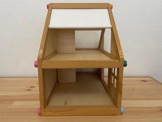 Casa de muñecas de madera