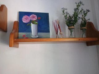 Estanterías de madera. 7 euros cada una.