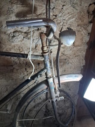 Bicicleta GAC antigua con placa metálica