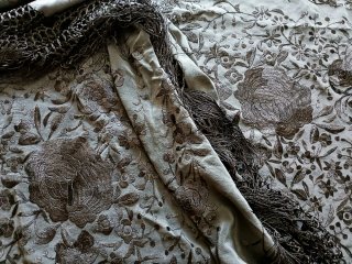 Mantón antiguo seda Bordado a Mano
