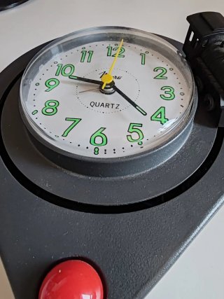 Reloj despertador Micro con tren