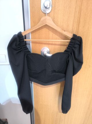 Top negro mangas abullonadas