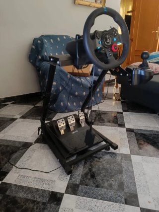 Volante Logitech con Pedales y Palanca PS4