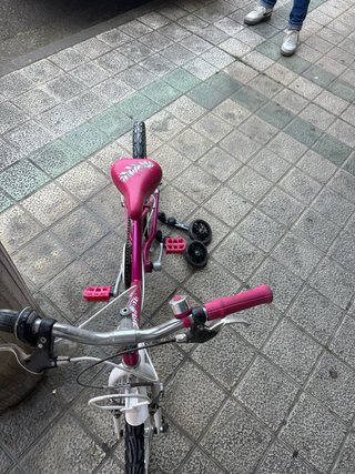 Bicicleta infantil rosa con ruedines