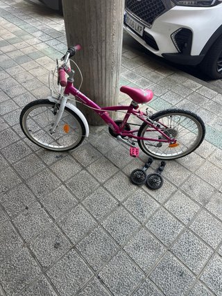 Bicicleta infantil rosa con ruedines