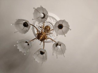 Lámpara araña antigua dorada y cristal