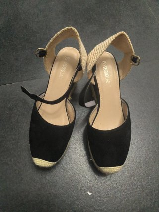 Zuecos de cuña negros y beige