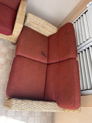 Sofá de mimbre y tela rojo/beige