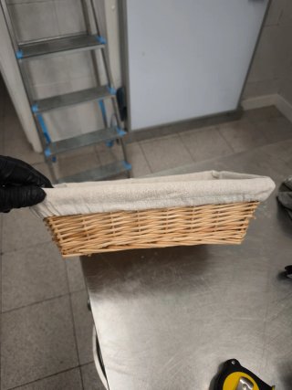 Cestas de mimbre y tela beige