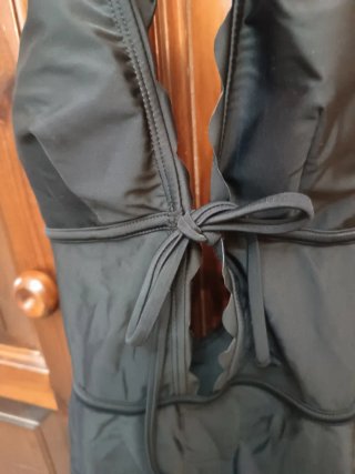 Costume intero nero con bordi a festone