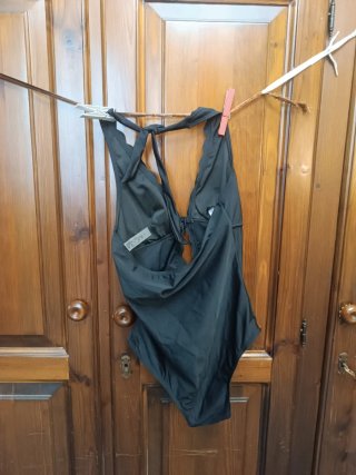 Costume intero nero con bordi a festone