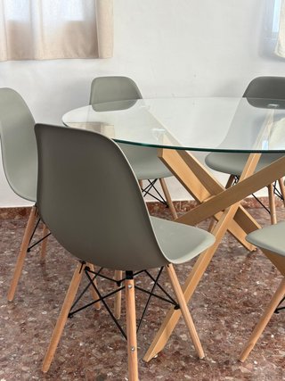 Mesa redonda cristal y 4 sillas grises