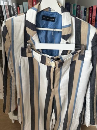 Traje de lino a rayas para mujer