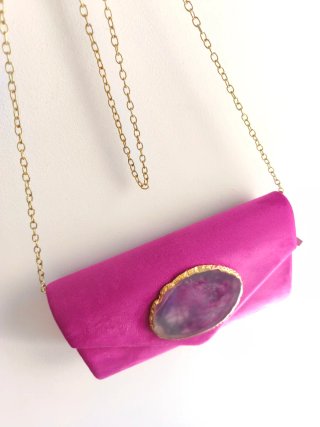 Bolso de fiesta fucsia con piedra