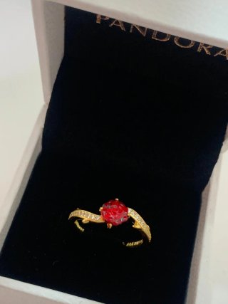 Anillo dorado Pandora Bella Bestia Rosa Roja