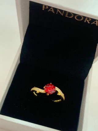 Anillo dorado Pandora Bella Bestia Rosa Roja
