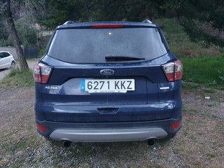 el coche tiene problemas de motor saca humo blanco