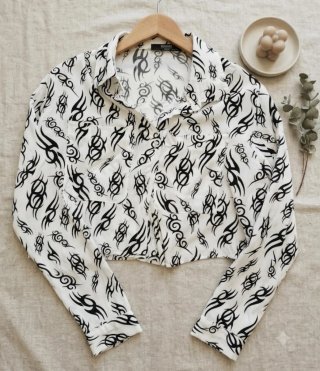 Camisa estampada tribal cortita