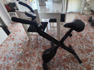 Bicicleta estática y mancuernas